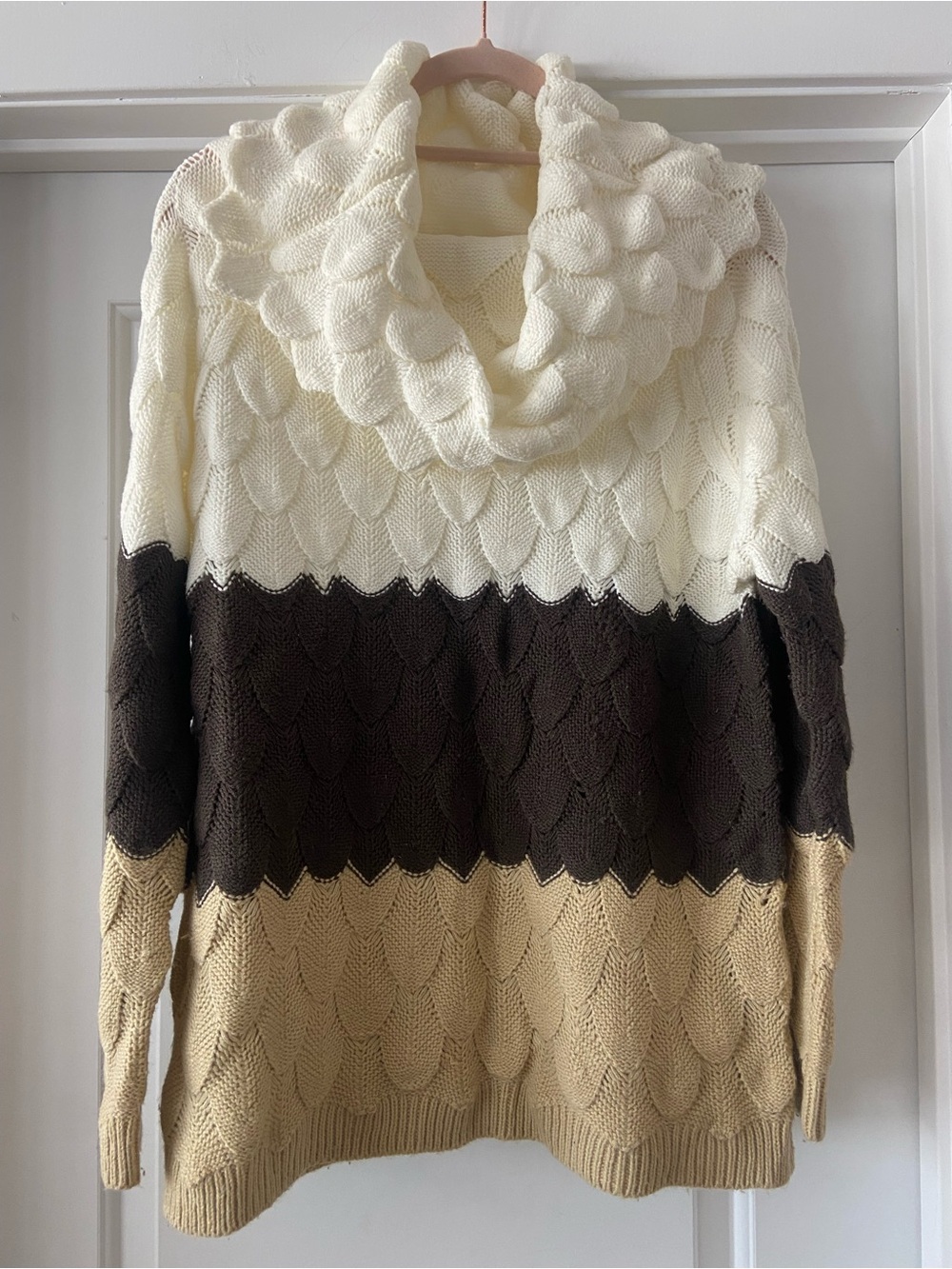 ✨Easel✨Colorblock Cable Cowl Sweater - Scalloped Feather Design - Picture 2 of 5